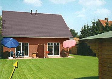 Garten mit Sandkasten und Rasenfläche, Terrasse in Südlage